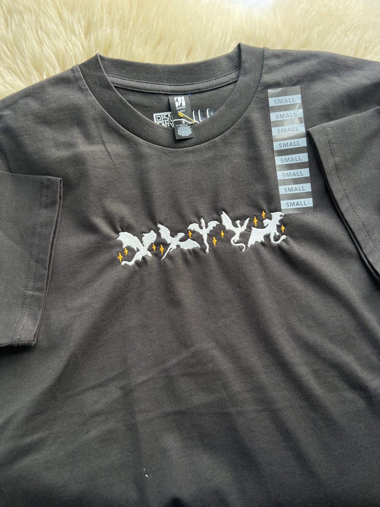 SECOND - Fantasy Dragons Embroidered Tee - size S